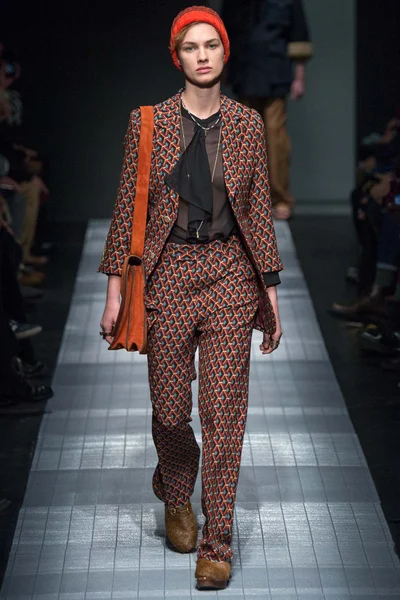 Look 24